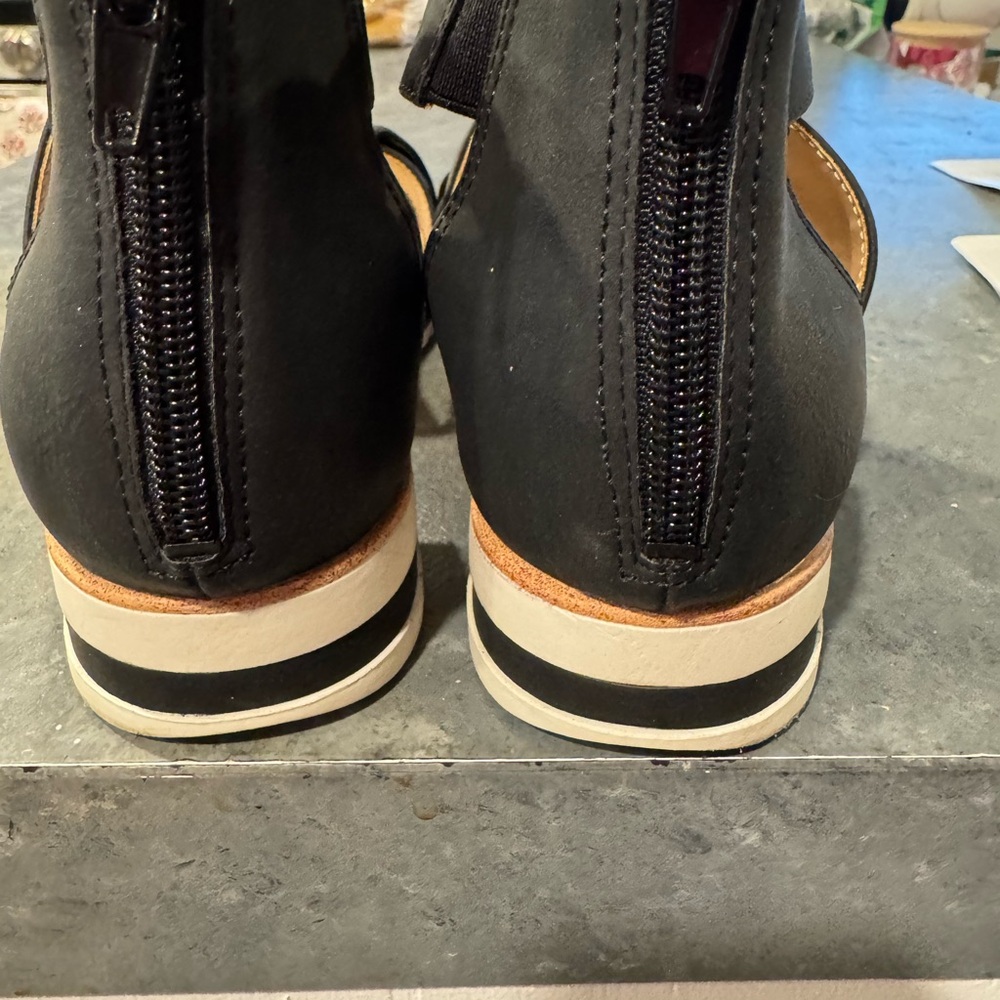 Women’s size 9 Wide Life Stride Black Sandals - Picture 3 of 3